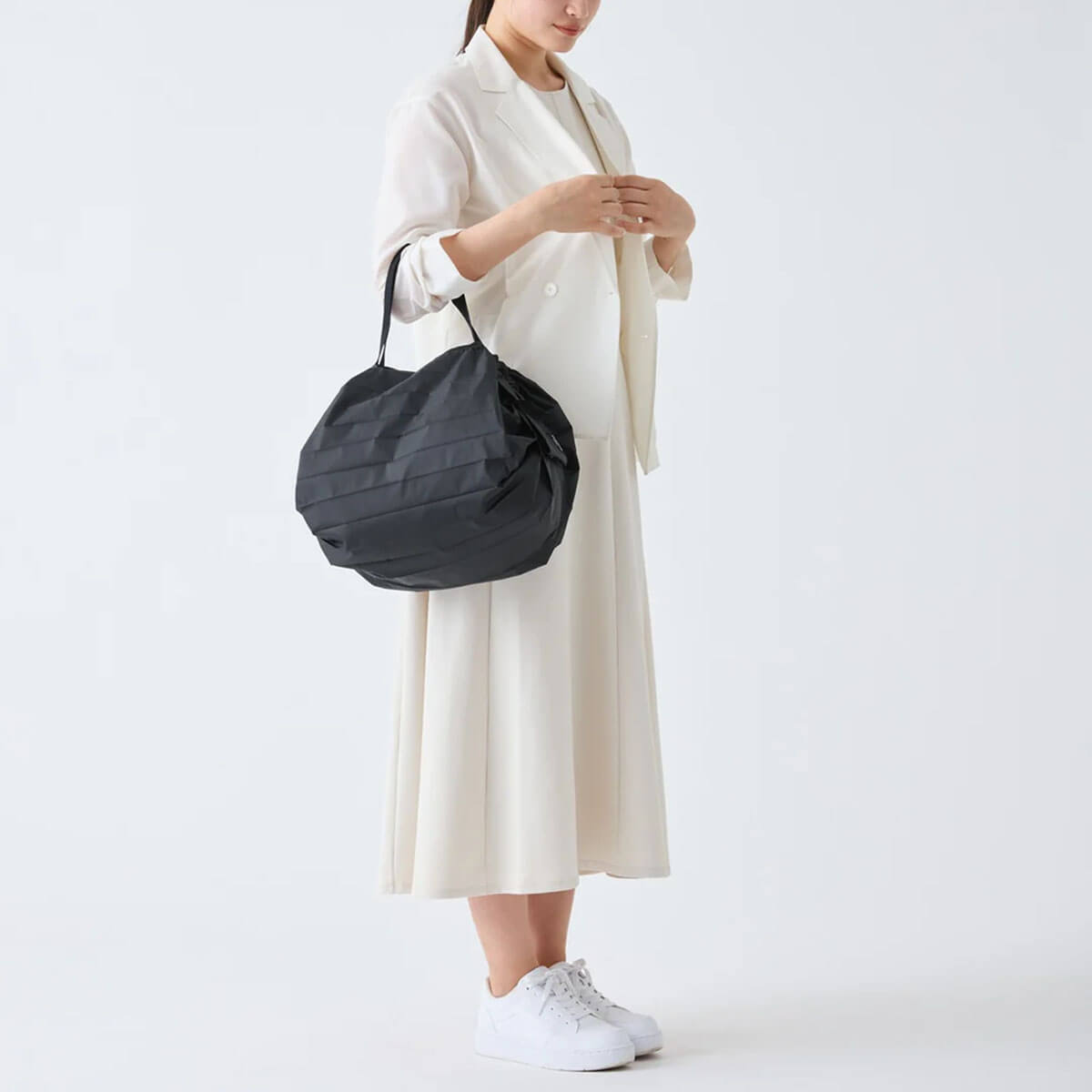 Compact Bag Size M in Jet Black by Shupatto
