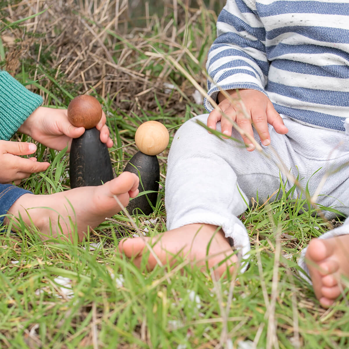 2 Nins Adults in Dark Wood by Grapat