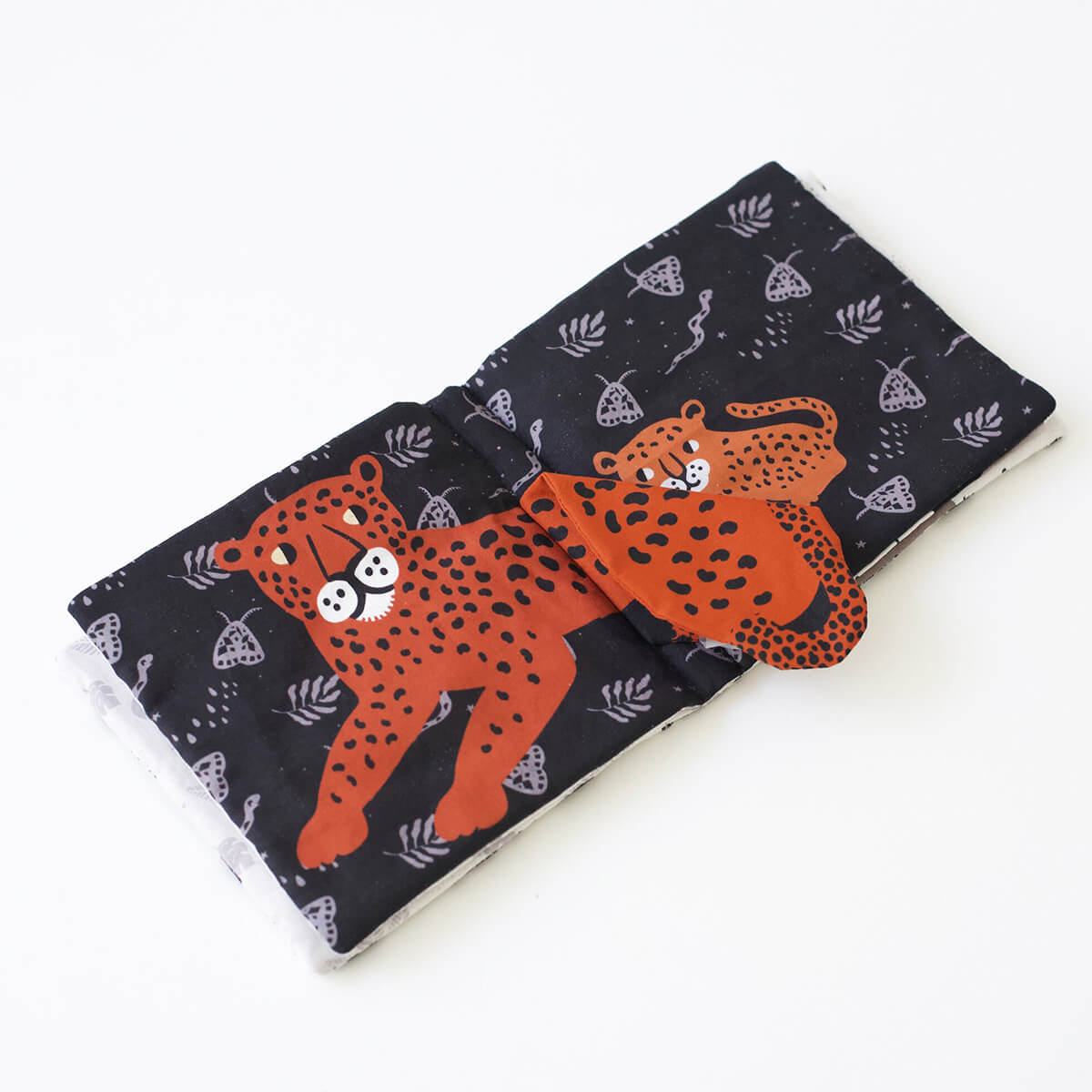 Peekaboo Jungle: Baby's First Crinkle Peek-A-Book By Surya Sajnani