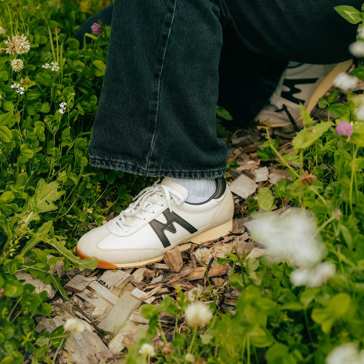 Mestari 76 Trainer in Gravel / Chocolate Torte by Karhu