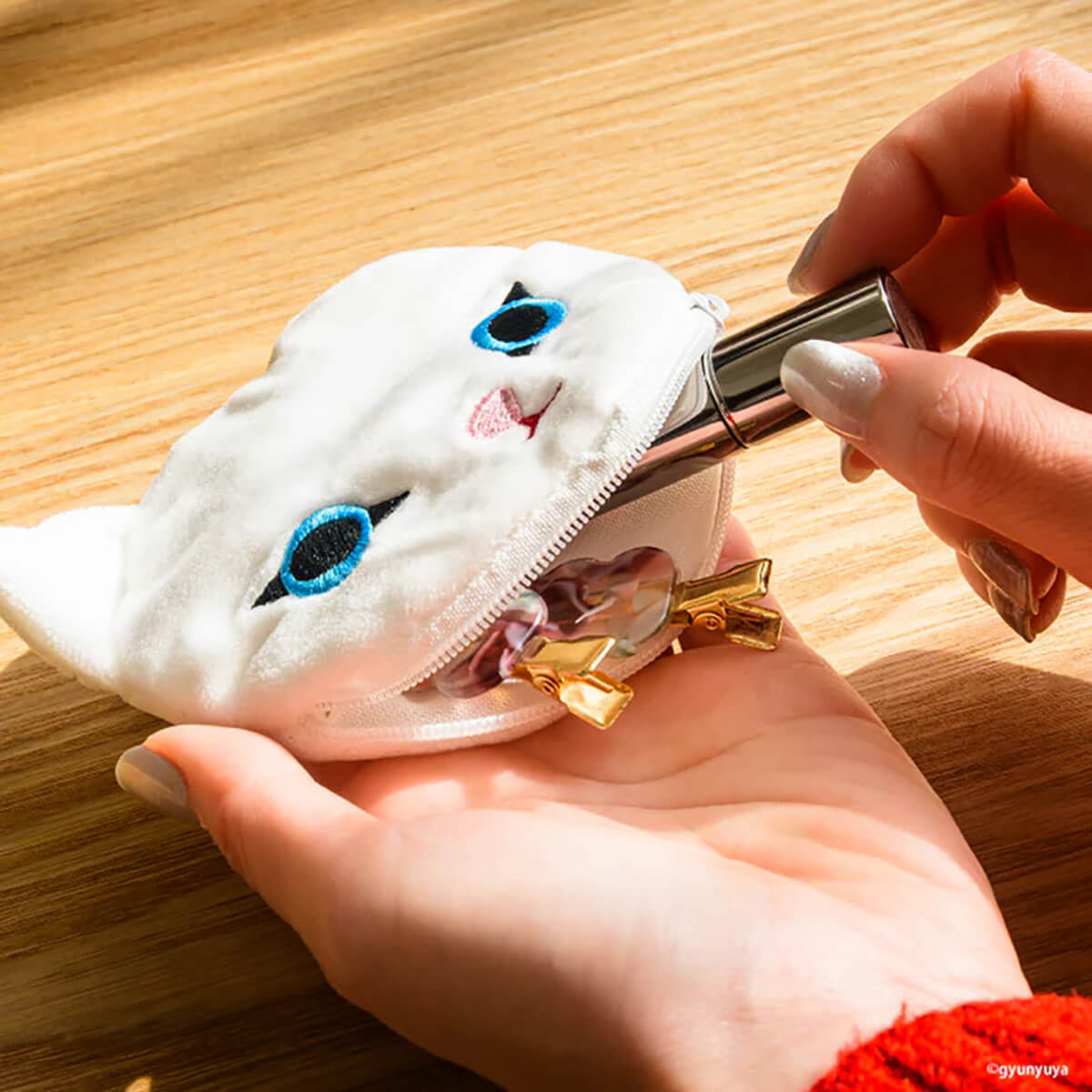 Gyunyuya Cat Face Pouch Gachapon Capsule Collectible by KenElephant