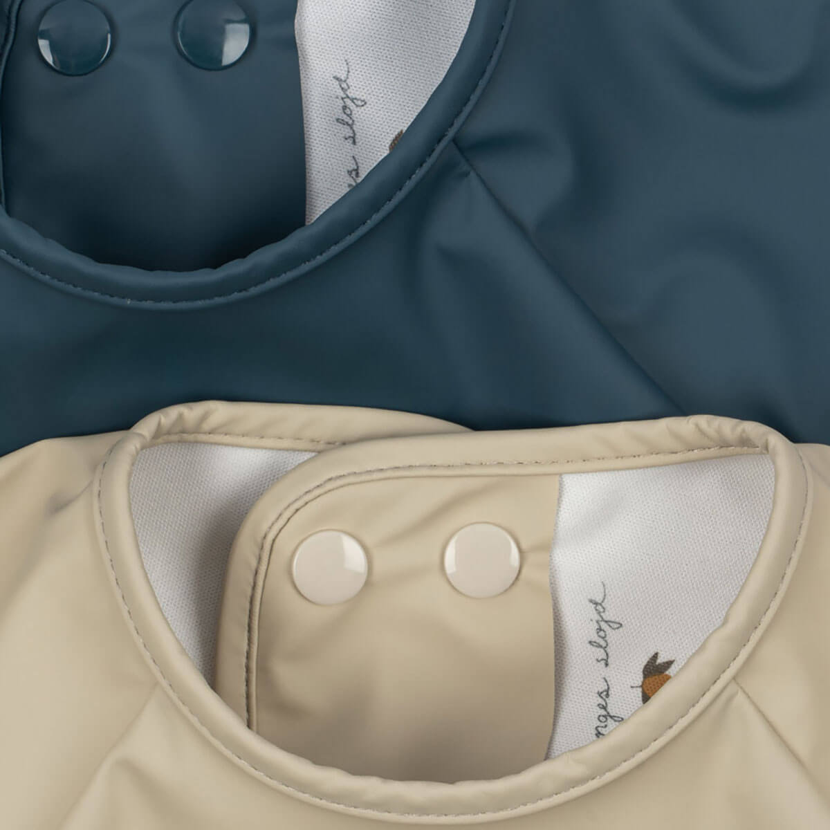 Dinner Bibs With Sleeves (2 Pack) in Tiger Ruggito by Konges Sløjd