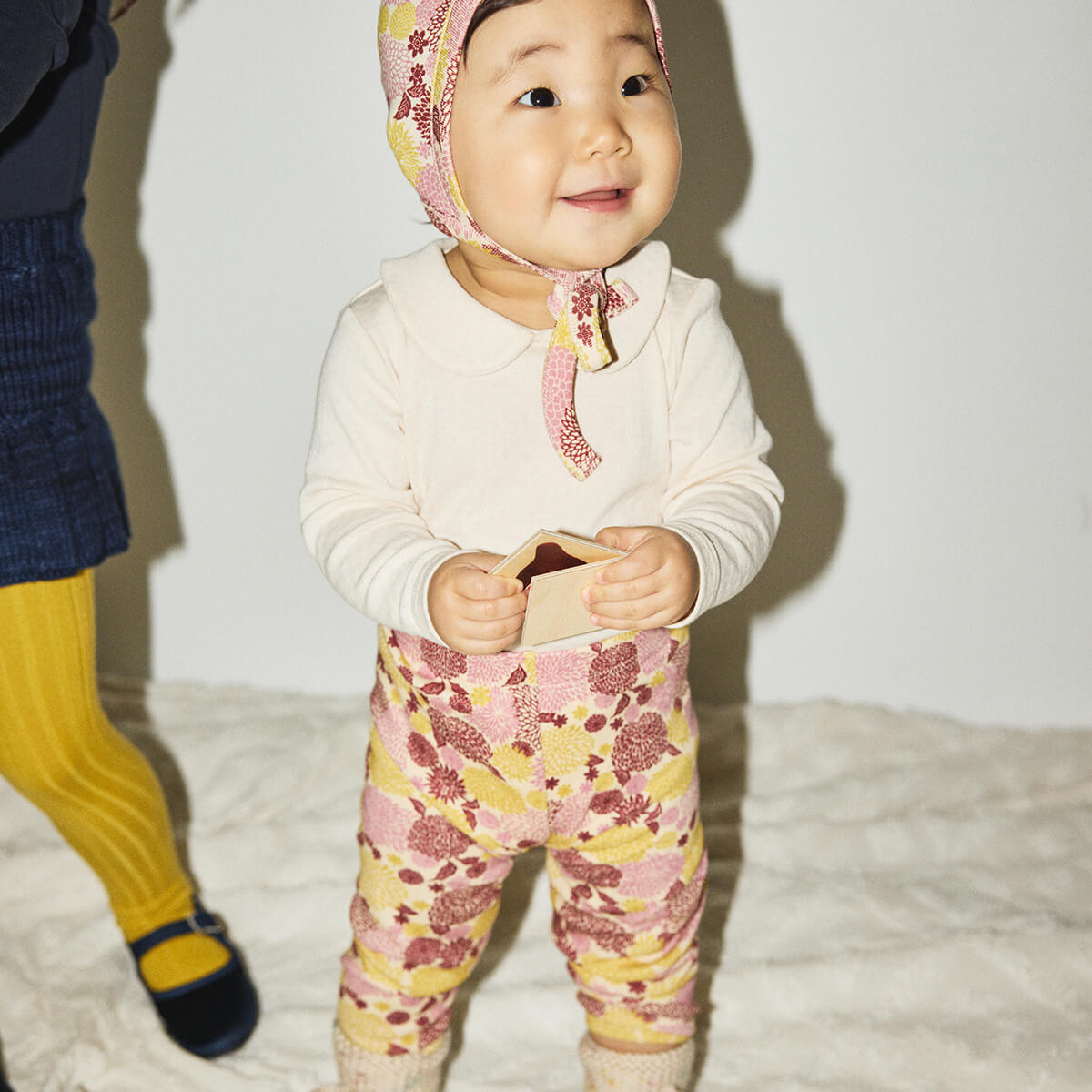 Baby Legging in String / Antique Rose Chrysanthemum by Misha