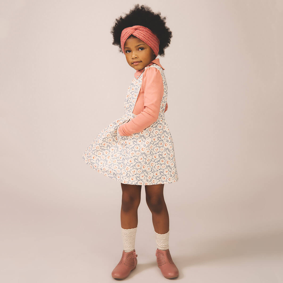 Tippi Pinafore in Mums Print / Powder | Soor Ploom – Junior Edition