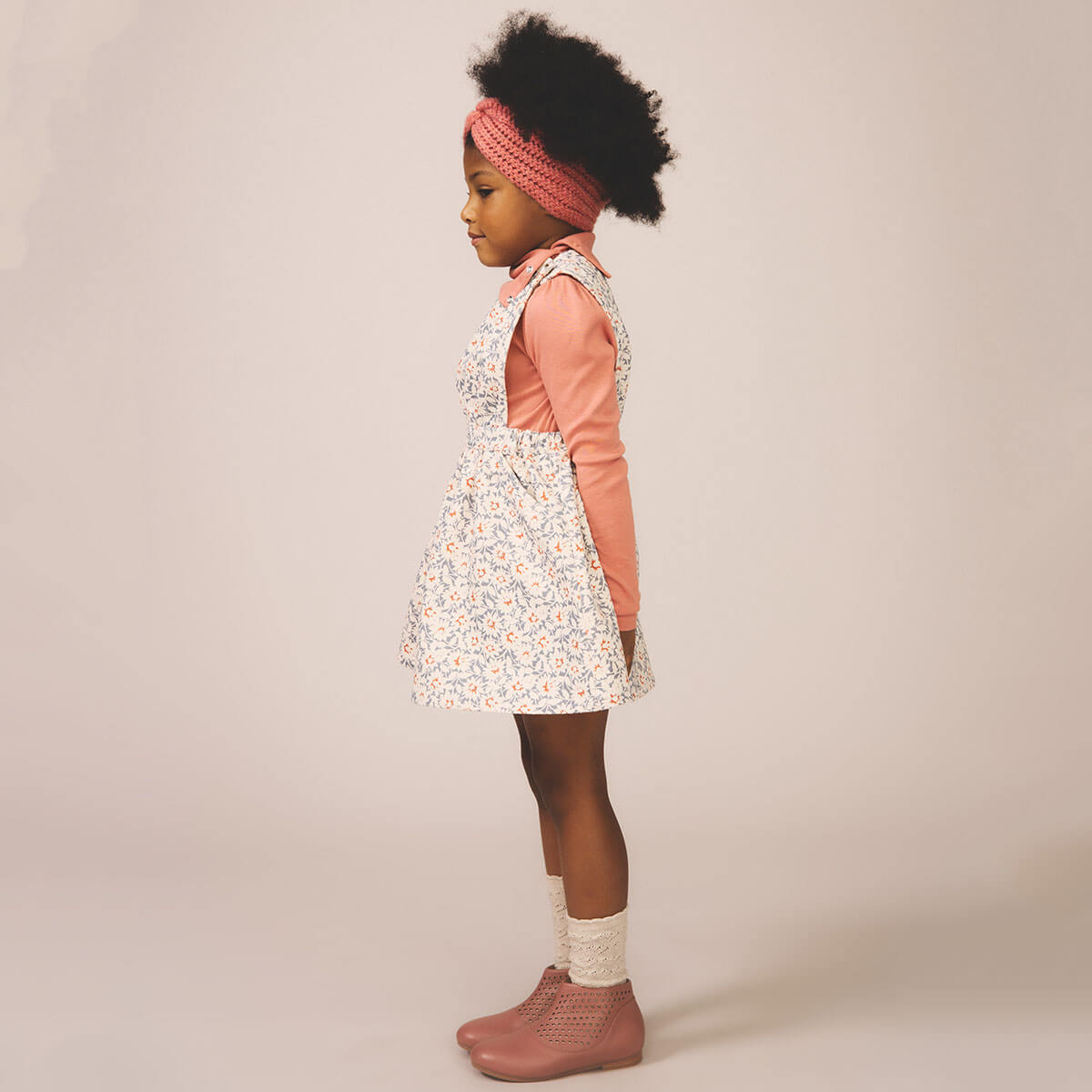 Tippi Pinafore in Mums Print / Powder | Soor Ploom – Junior Edition