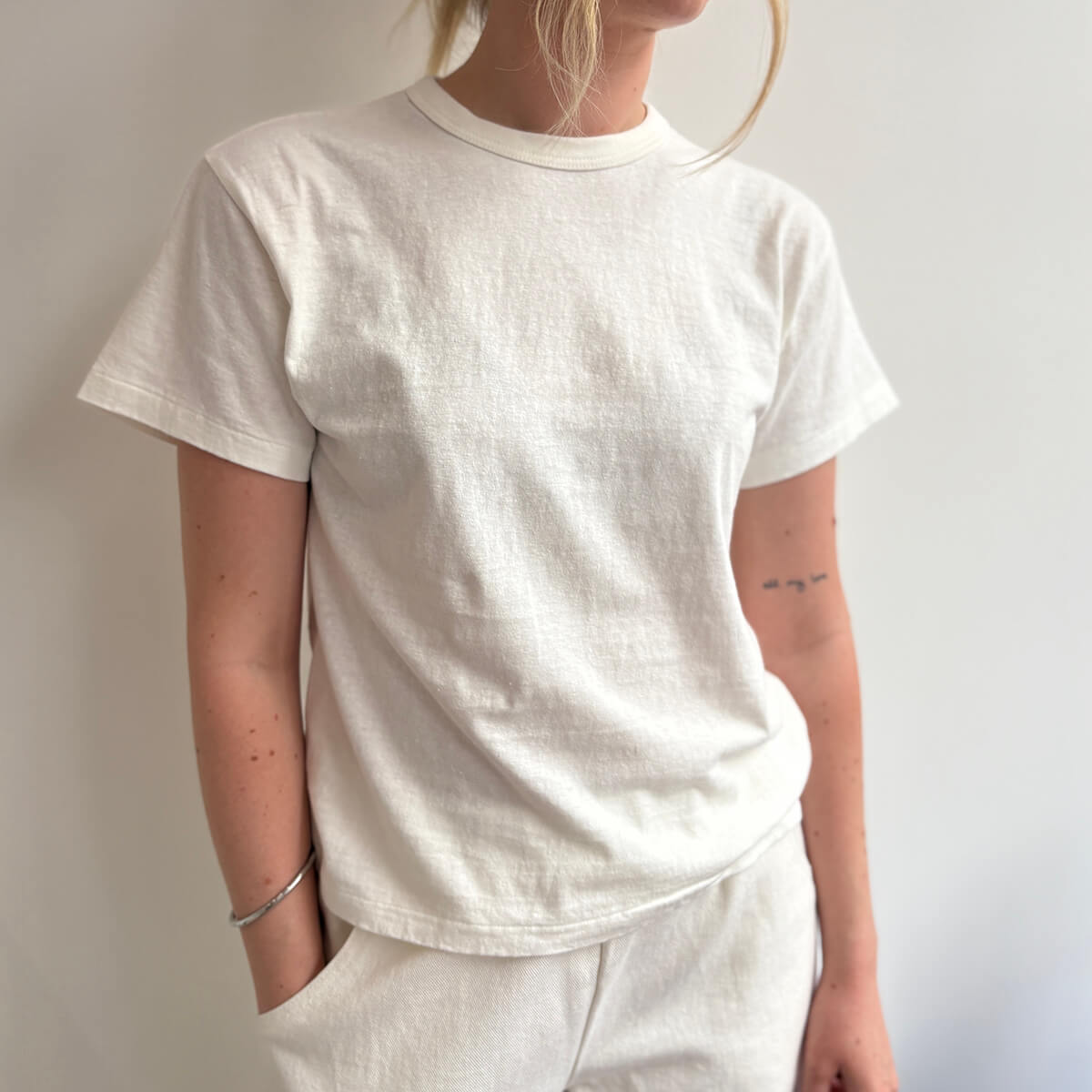 Hi-Aka Short Sleeved T-Shirt in Off White by Sunray Spirit