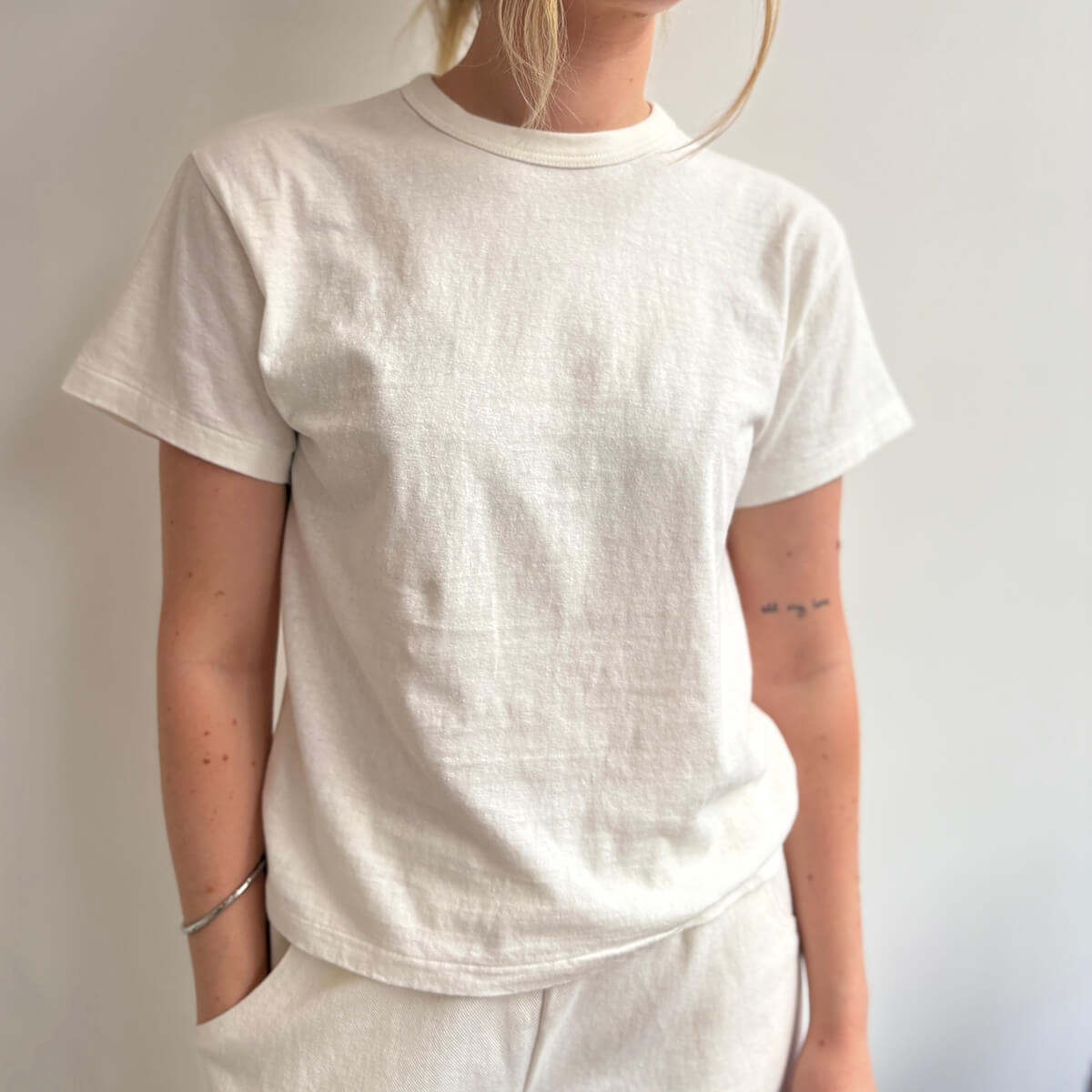 Hi-Aka Short Sleeved T-Shirt in Off White by Sunray Spirit