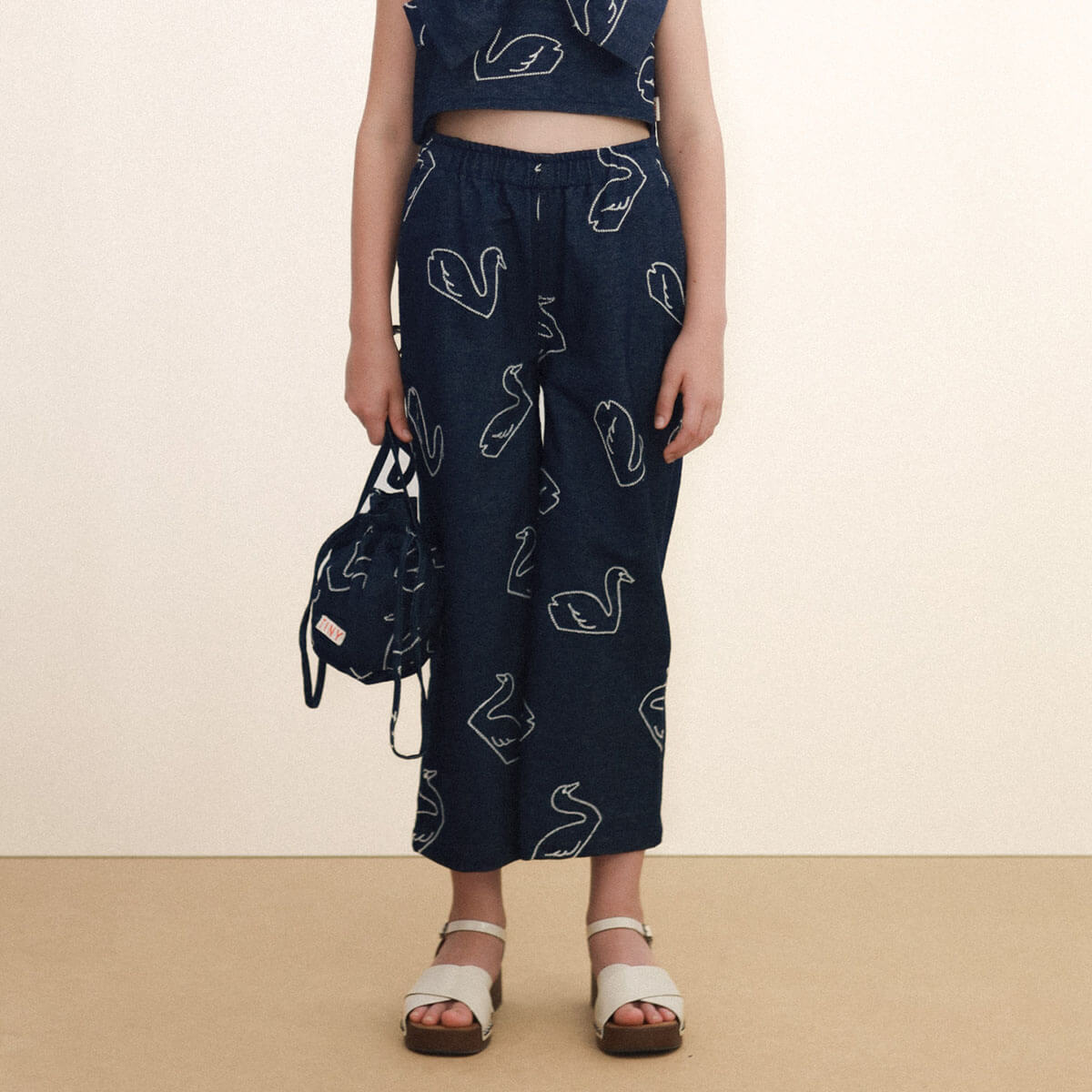 ボトムス・スパッツ TINY COTTONS dark wash denim Big Swans Pant in Dark Wash Denim by Tinycottons – Junior Edition